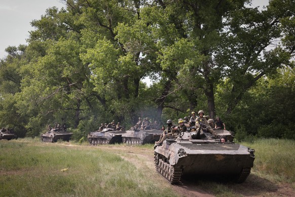 ©PHOTOPQR/LE PARISIEN/Philippe de Poulpiquet ; ; 30/05/2022 ; Siversk (Ukraine), le 1er juin 2022. Des soldats ukrainien de l&#039;infanterie d&#039;assaut partent au combat, à quelques kilomètres de  ...