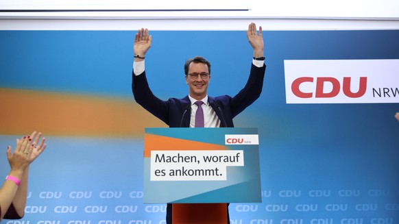 Der bisherige NRW-Ministerpräsident und CDU-Spitzenkandidat für die Landtagswahl in Nordrhein-Westfalen, Hendrik Wüst, steht bei der Wahlparty seiner Partei auf der Bühne. In Nordrhein-Westfalen fande ...