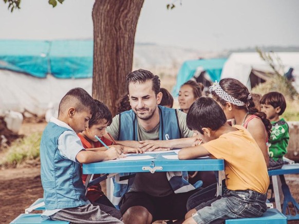 STELP-Vorsitzender Serkan Eren in einem türkischen Geflüchtetenlager