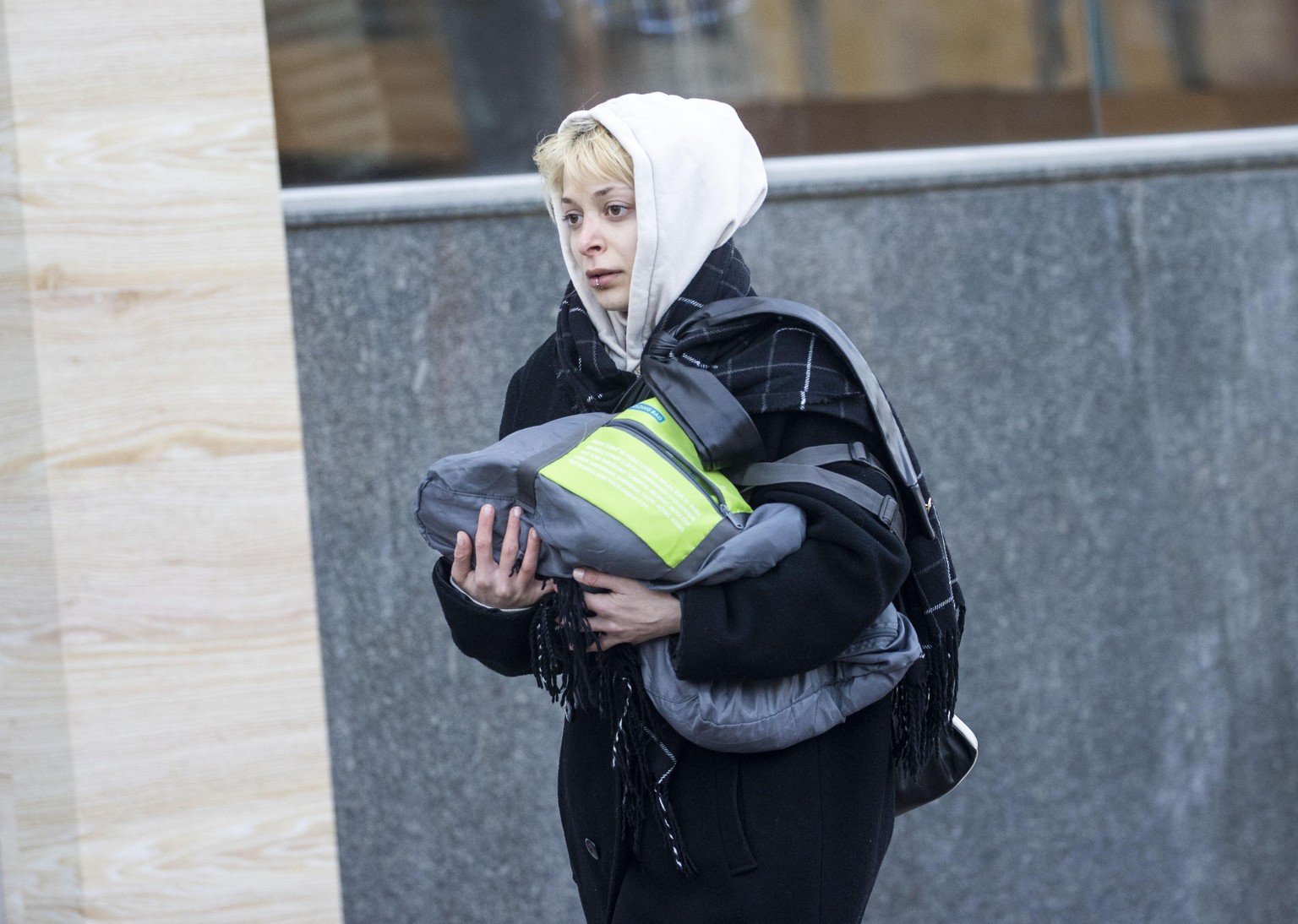 KRAMATORSK, UKRAINE - FEBRUARY 24: Citizens of Ukraine appear with their suitcases on the streets of Kramatorsk city in eastern Ukraine&#039;s Donbas region on February 24, 2022. Aytac Unal / Anadolu  ...