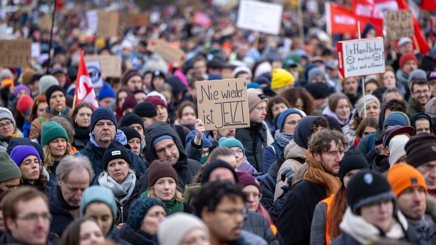 Demo gegen Rechts vorm Brandenburger Tor in Berlin Berlin, Deutschland - 14. Januar 2024: Tausende Menschen demonstrieren vor dem Brandenburger Tor gegen Rechts und die AfD Alternative f