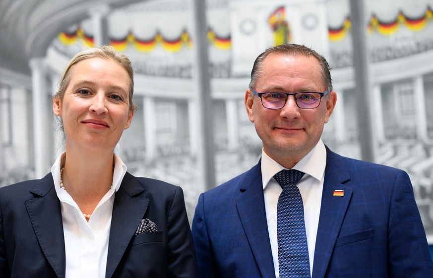 10.10.2023, Berlin: Die AfD-Fraktions- und Parteivorsitzenden Alice Weidel und Tino Chrupalla stehen zu Beginn der Sitzung der Bundestagsfraktion der AfD im Deutschen Bundestag. In der Sitzung steht d ...