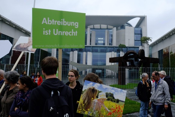 Marsch f�r das Leben - Demonstration und Gottesdienst von Christlichen Abtreibungsgegnern vor dem Bundeskanzleramt in Berlin Marsch f�r das Leben - Abtreibungsgegner demonstrieren in Berlin

March f ...