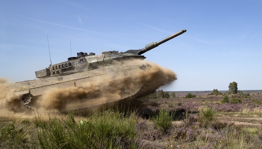 HANDOUT - 22.08.2019, Sachsen-Anhalt, Gardelegen: Ein Kampfpanzer Leopard 2A5 vom Gefechtsübungszentrum (GÜZ) des Heeres bewegt sich im Rahmen des Übungsverlaufes durch das Gelände des Truppenübungspl ...