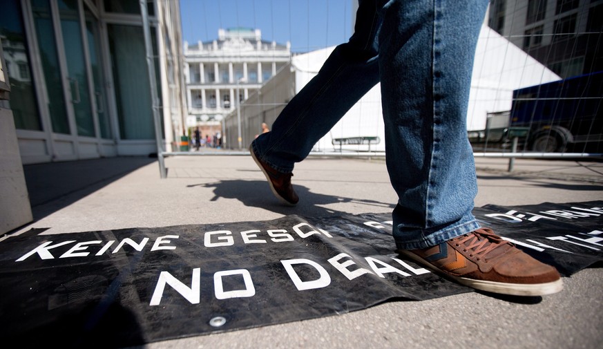 epa04826609 A protest banner lies on the ground in front of the Palais Coburg where talks between the E3+3 (France, Germany, Britain, China, Russia, US) and Iran continue, in Vienna, Austria, 01 July  ...