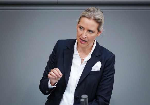 07.04.2022, Berlin: Alice Weidel, Fraktionsvorsitzende der AfD, spricht bei der Sitzung des Bundestags. Der Bundestag stimmt �ber eine Impfpflicht gegen das Coronavirus ab. Foto: Kay Nietfeld/dpa +++  ...