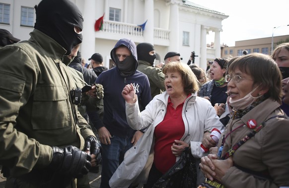 12.09.2020, Belarus, Minsk: Frauen demonstrieren bei einer Kundgebung gegen die offiziellen Ergebnisse der Pr�sidentschaftswahlen vor einer Polizei-Absperrung. Foto: -/TUT.BY/AP/dpa +++ dpa-Bildfunk + ...