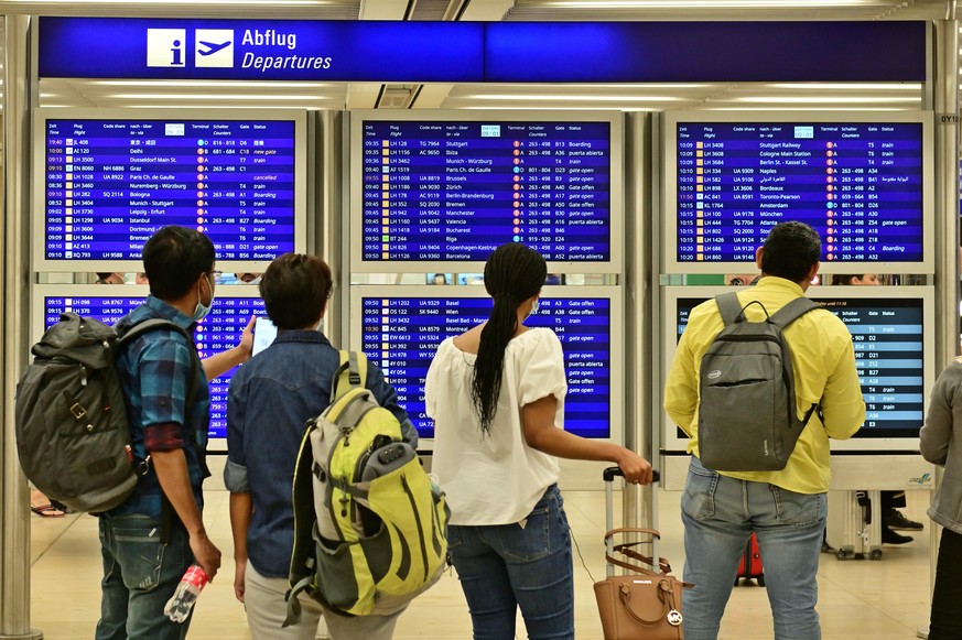 Passagiere am Frankfurter Flughafen Fraport. Neue Varianten des Coronavirus betrachten Experten und Gesundheitsminister Karl Lauterbach mit Sorge. Sie befürchten eine &quot;Sommerwelle&quot; noch vor  ...