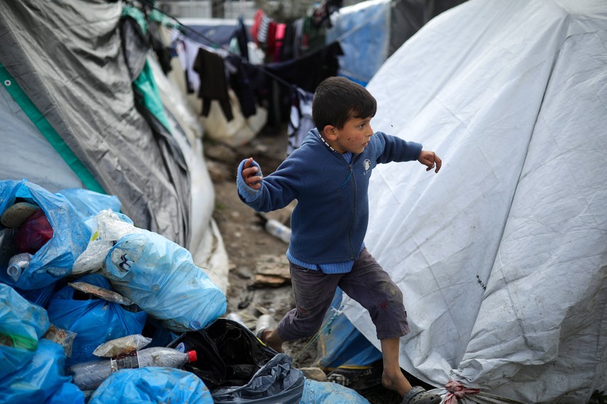 Ein Junge in dem Flüchtlingslager Moria auf Lesbos. 