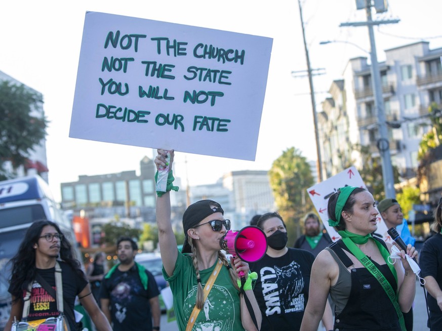 Seit Monaten kämpfen tausende Protestierende in den USA gegen die beschnittenen Rechte von Frauen, Schwangeren, Gebärenden.