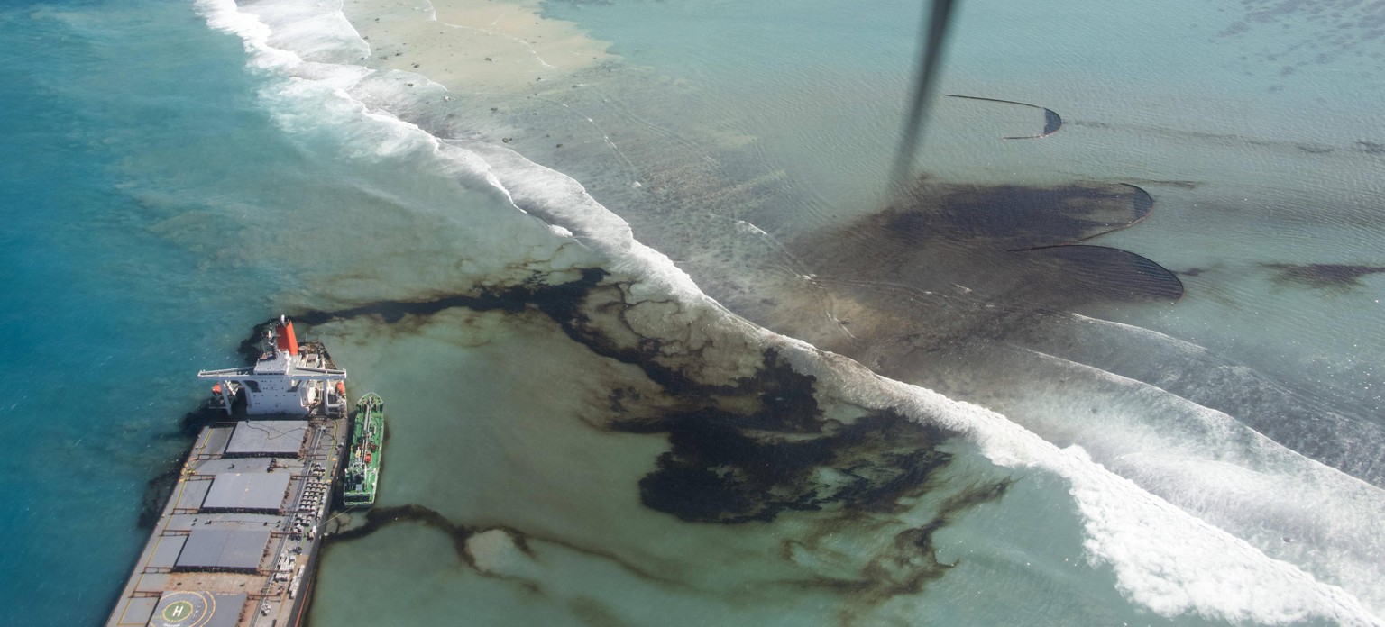 Mauritius, Havariertes Frachtschiff Wakashio droht