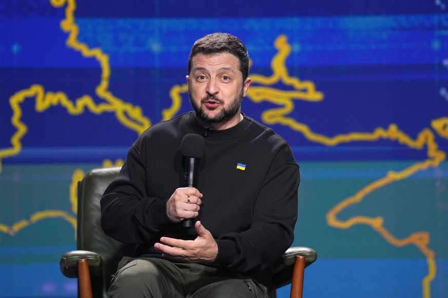 19.12.2023, Ukraine, Kiew: Wolodymyr Selenskyj, Präsident der Ukraine, spricht während seiner Jahresend-Pressekonferenz. Foto: Efrem Lukatsky/AP/dpa +++ dpa-Bildfunk +++