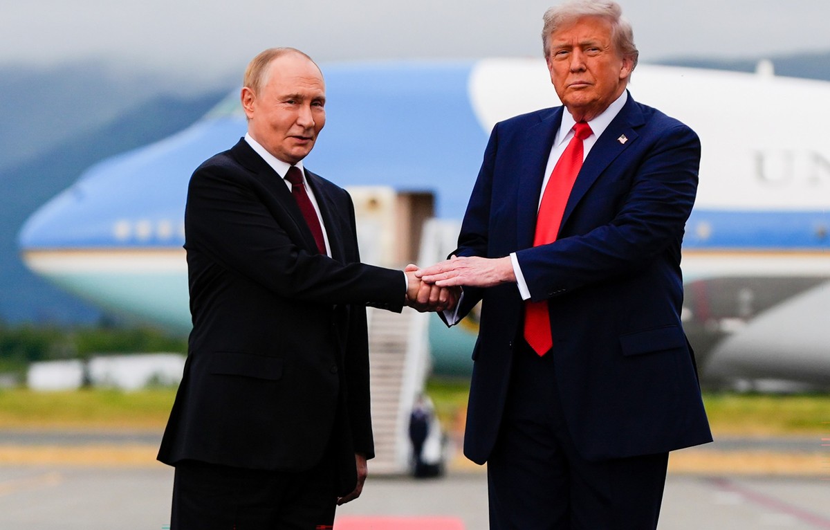 15.08.2025, USA, Joint Base Elmendorf-Richardson: US-Präsident Donald Trump begrüßt den russischen Präsidenten Wladimir Putin auf der Joint Base Elmendorf-Richardson, Alaska. Foto: Julia Demaree Nikhi ...