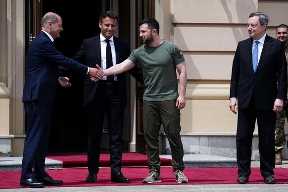 Wolodymyr Selenskyj (3.v.l.), Präsident der Ukraine, begrüßt Bundeskanzler Olaf Scholz (l, SPD) und Emmanuel Macron (2.v.l.), Präsident von Frankreich und Mario Draghi (r), Ministerpräsident von Itali ...