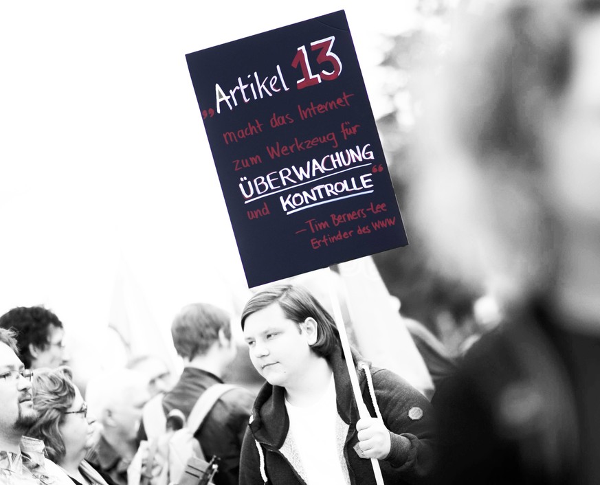 Demo Save the Internet DEU, Deutschland, Germany, Berlin, 26.08.2018 Demonstranten mit Plakat Gegen Artikel 13 auf der Demonstration Save the Internet, Das Internet ist in Gefahr, und du kannst es ret ...