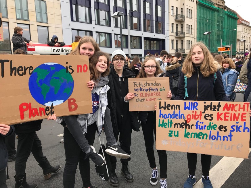 "Fehlstunden verkraften wir, die Klimakrise eher nicht." Schüler demonstrieren in Berlin