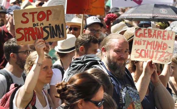 Berlin, DEU, 01.08.20220 -In Berlin demonstrieren Tausende Corona-Leugner gegen die Beschraenkungen in der Pandemie. Abstandsregeln wurden ignoriert. Masken traegt kaum jemand. Veranstalter der Demo i ...