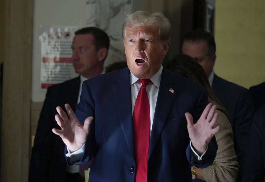 News Bilder des Tages October 4, 2023, New York, New York, USA: Former President DONALD TRUMP holds impromptu press conference outside the New York County Courthouse on Day 3 of his fraud trial. New Y ...