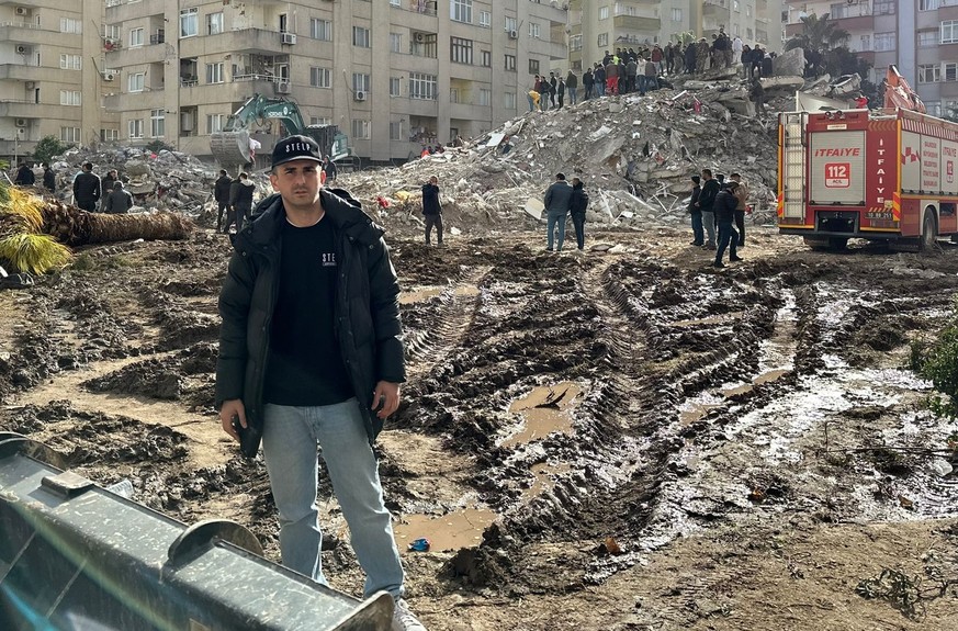 Serkan Eren, Chef der deutschen Hilfsorganisation Stelp, versorgt Erdbebenopfer in der Türkei mit dem Nötigsten.