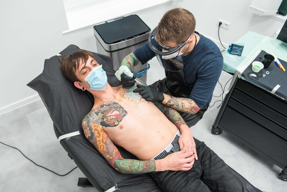 Kundinnen und Kunden könnten ihre Tattoos in einigen Studios schon bald nur noch in Schwarz oder Weiß bekommen.