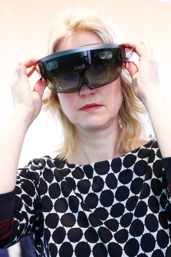 Manuela Schwesig, Ministerpräsidentin von Mecklenburg-Vorpommern, testet neue Perspektiven mit einer 3D-Brille.