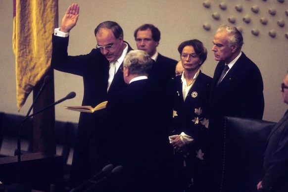 Bildnummer: 53635161 Datum: 15.10.1982 Copyright: imago/Sven Simon
Helmut Kohl (li., BRD/CDU) w�hrend seiner Vereidigung zum Bundeskanzler im Bundestag in Bonn, Personen; 1982, Bonn, BR Deutschland,  ...