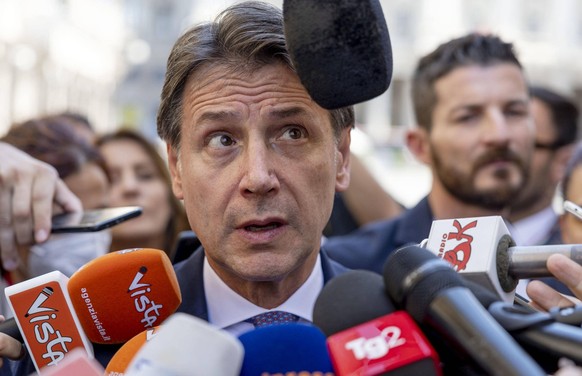 Guiseppe Conte, der Parteichef der Fünf-Sterne-Bewegung, lehnt Draghis Konjunkturpaket ab und boykottiert die Parlamentabstimmung.