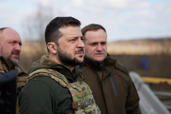 Ukraine-Konflikt, Wolodymyr Selenskyj besucht die Stadt Butscha April 4, 2022, Bucha, Kyiv Region, Ukraine: President of Ukraine VOLODYMYR ZELENSKYY visited the city of Bucha in the Kyiv region, where ...