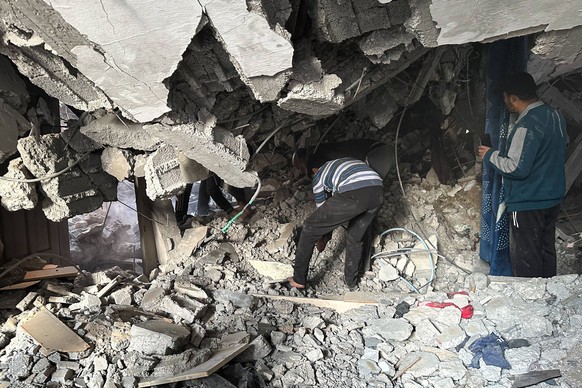 PALESTINIAN TERRITORIES, GAZA CITY - JANUARY 5, 2025: People clear the debris in a building destroyed in an Israeli air strike on the Sheikh Radwan neighborhood. Khasan Alzaanin/TASS PUBLICATIONxINxGE ...