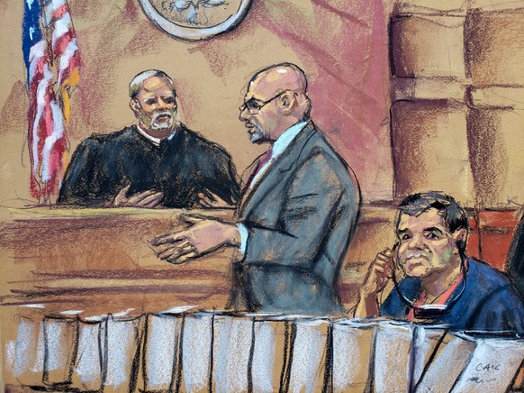 Vor Gericht:&nbsp;Guzmán sitzend neben seinem Verteidiger Eduardo Balarezo und&nbsp;Richter Brian Cogan