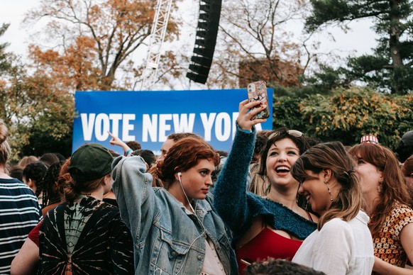 November 6, 2022, New York, United States: Students take selfies in front of the Vote New York sign while waiting for headlining speakers. Two days before the historic midterm elections, US President  ...