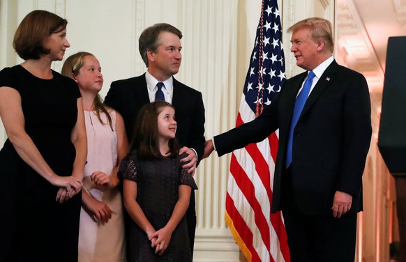 Trump mit Kavanaugh und seiner Familie im Weißen Haus