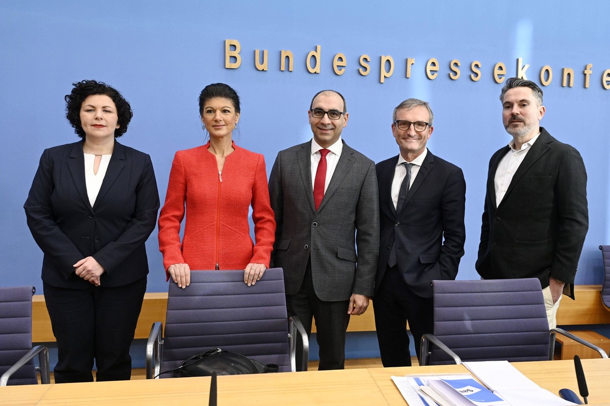 Amira Mohamed Ali, Sahra Wagenknecht, Shervin Haghsheno, Thomas Geisel und Fabio de Masi bei der Bundespressekonferenz zur Gr�ndung der Partei B�ndnis Sahra Wagenknecht - Vernunft und Gerechtigkeit un ...