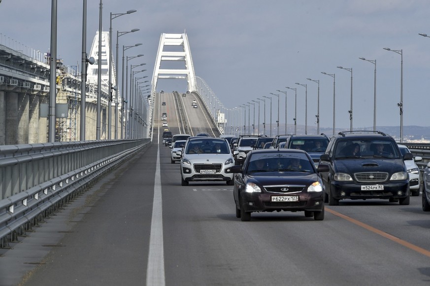 23.02.2023, ---, Kertsch: Autos und andere Fahrzeuge fahren auf der Krim-Brücke, die das russische Festland und die Halbinsel Krim über die Meerenge von Kertsch nach Restaurierungsarbeiten wieder verb ...