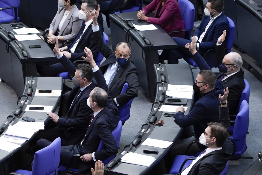 20. Bundestagssitzung und Debatte in Berlin Aktuell,16.03.2022 Berlin, CDU Fraktion mit Friedrich Merz, Thorsten Frei und Dr. Hendrik Hoppenstedt beim Antrag auf Anwesenheit des Gesundheitsministers i ...