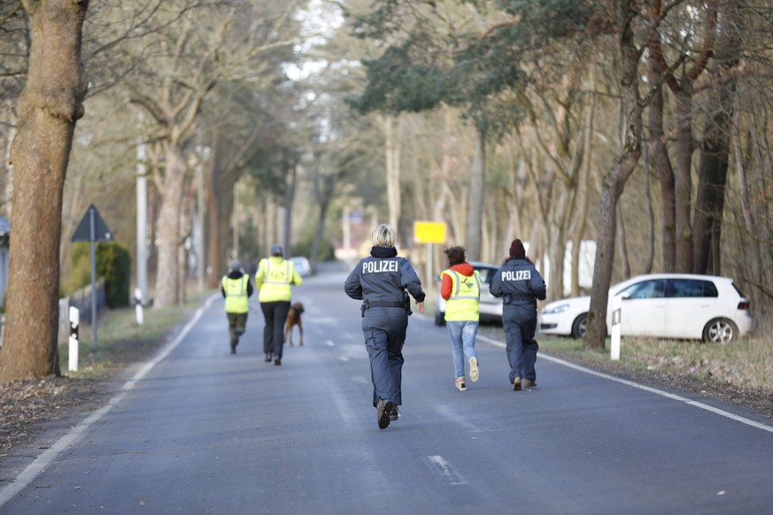 Germany: Police search forest area for the missing Brandenburg: Search operation of the riot police with dogs and helicopters in the forest after the missing Rebecca from Berlin. The forest area is lo ...