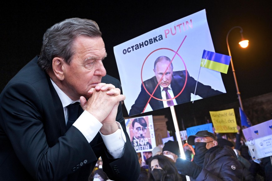 FOTOMONTAGE: Freunde und Partei wenden sich von Gerhard Schroeder ab, der Altbundeskanzler und Gaslobbyist will nicht mit Putin brechen. Trotz des Einmarsches in die Ukraine haelt Altkanzler Gerhard S ...