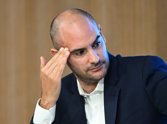 27.09.2022, Baden-W�rttemberg, Stuttgart: Danyal Bayaz (B�ndnis 90/Die Gr�nen), Finanzminister von Baden-W�rttemberg, spricht im Landtag bei einer Regierungs-Pressekonferenz. Foto: Bernd Wei�brod/dpa  ...