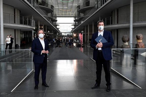 Ab jetzt müssen sie gemeinsam kämpfen: Armin Laschet (l.) neben Markus Söder im Paul-Löbe-Haus des Bundestags.