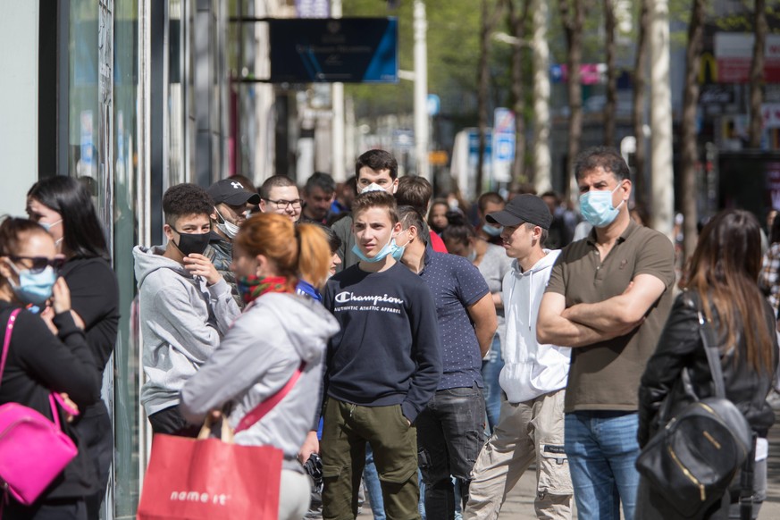 AUSTRIA - HEALTH - VIRUS Kunden steht dicht gedrängt in einer Schlange vor einem Schuhgeschäft in der grössten wiener Einkaufstrasse Mariahilferstrasse in Wien am 20. April 2020. Nach dem Ausbruch des ...