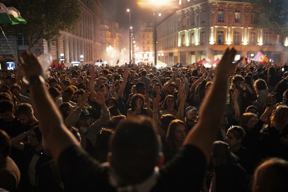 07.07.2024, Frankreich, Paris: Menschen versammeln sich nach der zweiten Runde der Parlamentswahlen auf dem Place de la République. Überraschende Wahlprognosen in Frankreich besagen, dass eine linke K ...