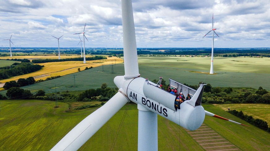 Bürgermeister, Lokalpolitiker und interessierte Bürger besichtigten die Turbinen auf einer Windkraftanlage mit geöffnetem Dach. (Luftaufnahme mit einer Drohne) Die Landesenergie- und Klimaschutzagentu ...