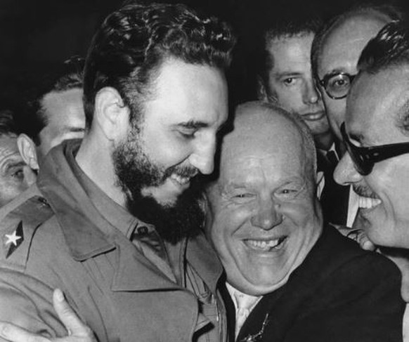 Nikita Churschtschow (r.) mit Fidel Castro. Er lehnte dessen Forderung nach einem Atomwaffen-Angriff auf die USA ab.