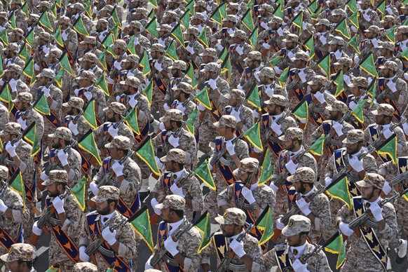 22.09.2022, Iran, Teheran: Die paramilit�rischen Truppen der iranischen Revolutionsgarde marschieren w�hrend einer Milit�rparade zum Gedenken an den Jahrestag des Beginns des irakisch-iranischen Krieg ...