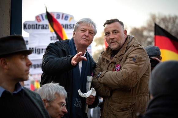 Antizionist Jürgen Elsässer (Chefredakteur des Magazins Compact) mit Pegida-Gründer Lutz Bachmann auf einer rechten Kundgebung gegen den Migrationspakt.
