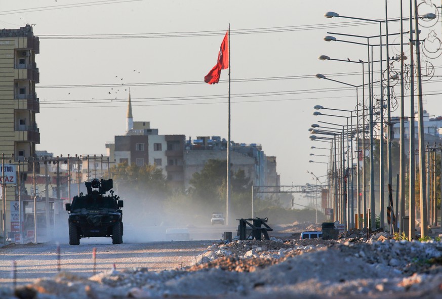 Ein türkischer Polizeiwagen fährt entlang der Grenze zu Syrien in der Provinz Sanliurfa. Nach Beschüssen aus Syrien befinden sich die Städte an der Grenze zu Syrien in Alarmbereitschaft.