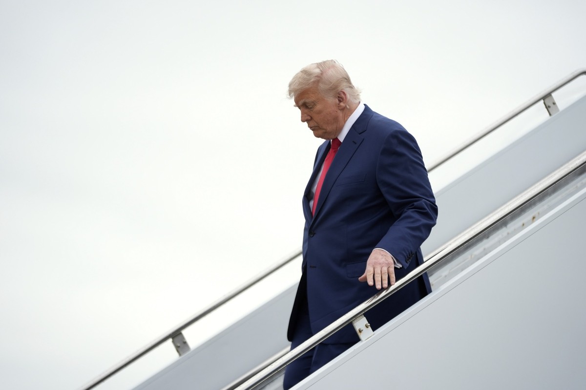 President Donald Trump arrives on Air Force One at Hagerstown Regional Airport, in Hagerstown, Md., on his way to Camp David, Md., Sunday, June 8, 2025. (AP Photo/Manuel Balce Ceneta)