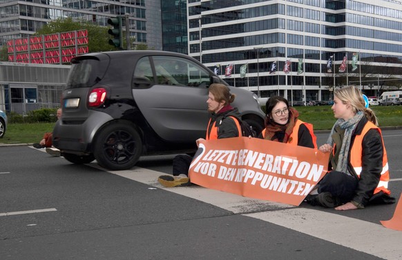 25.04.2023, Berlin: Aktivisten der Umweltschutz-Gruppe Letzte Generation sitzen bei einer Blockade am Ernst-Reuter-Platz auf der Straße. Erneut blockierten Aktivisten stadtweit zahlreiche Straßen. Bis ...