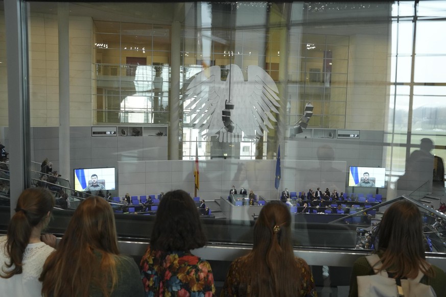 Aktuell,17.03.2022 Berlin,Zuschauer und Gaeste schauen von aussen auf das Plenum bei der Videoansprache des Praesidenten der Ukraine, Wolodymyr Selenskyj im Vorfeld der 21. Sitzung des Deutschen Bunde ...