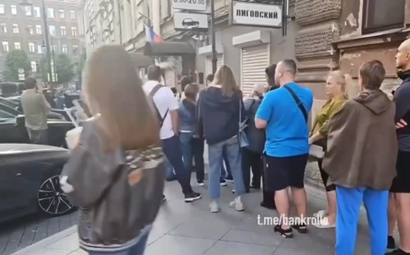 Eine Video kursiert auf Social Media, das eine Schlange vor einer Wechselstube in Russland zeigt.